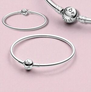 PANDORA Moments Sterling Silver Bangle Bracelet With Pandora Round Clasp 590713